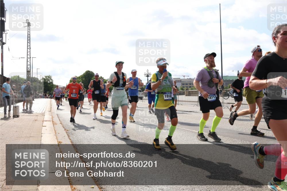 29.06.2025 - hella hamburg halbmarathon Lena Gebhardt http://msf.ph/oto/8360201 29.06.2025 10:01:37 Lombardsbrücke 17140, 3199, 1606, 2167, 1873, 19160, 18717, 1, 1130, 1184, 1329, 1387, 1420, 1464, 1653, 1722, 1724, 1729, 1881, 1940, 2006, 2091, 2167, 2354, 2363, 2591, 2806, 2936, 2957, 3039, 3199, 3425, 3663, 4068, 4249, 4319, 4322, 4328, 4370, 4649, 4663, 5547, 5570, 5602, 5603, 5675, 6087, 6281, 0000, 6302, 6438, 6591, 6921, 6924, 7287, 7846, 8030, 8045, 8046, 8191, 8392, 8578, 8691, 8822, 8926, 9230, 10281, 10301, 10383, 10576, 10882, 10915, 11043, 11465 meine-sportfotos.de