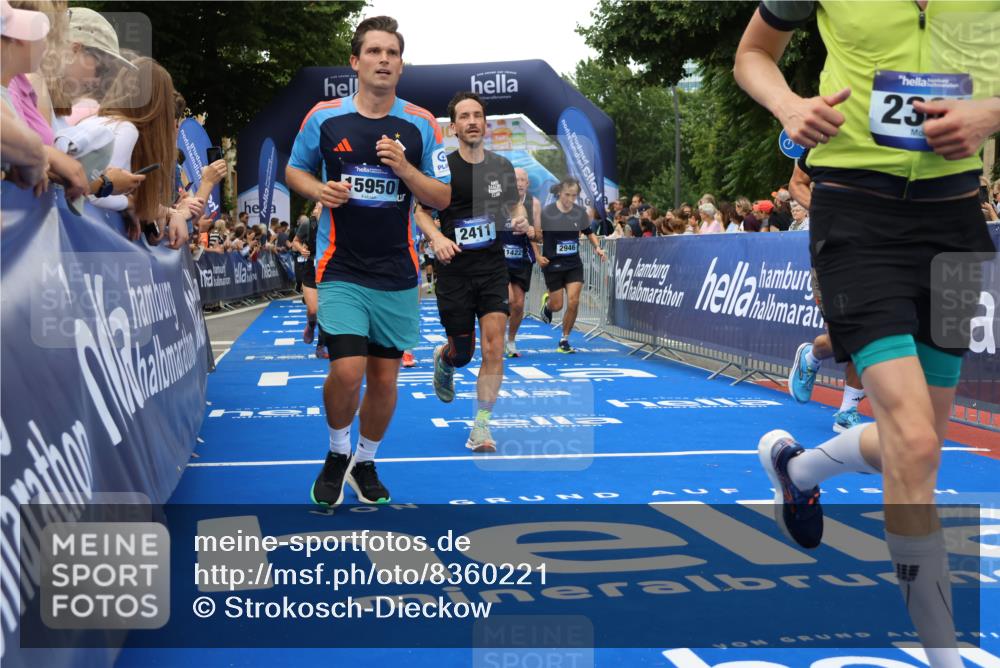 29.06.2025 - hella hamburg halbmarathon Strokosch-Dieckow http://msf.ph/oto/8360221 29.06.2025 10:51:23 Ziel 1335, 1817, 2364, 2411, 2636, 2718, 2946, 4814, 5820, 6657, 6776, 7943, 8316, 8989, 9214, 9656, 10480, 10667, 11124, 11422, 12016, 13047, 13403, 13792, 14865, 14994, 15871, 15950, 16357, 17131, 18019, 18489 meine-sportfotos.de