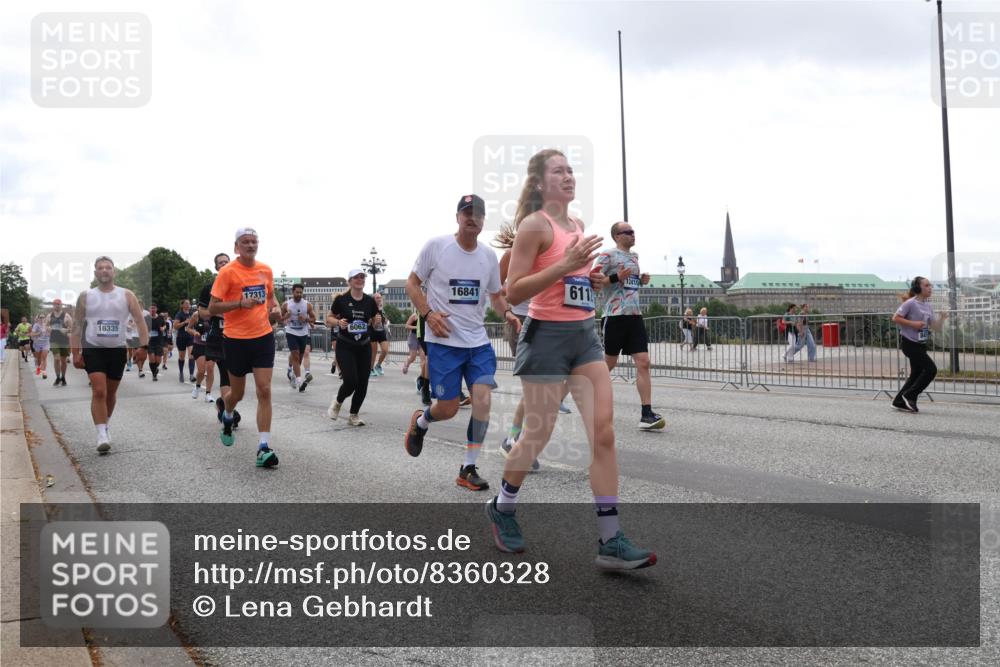 29.06.2025 - hella hamburg halbmarathon Lena Gebhardt http://msf.ph/oto/8360328 29.06.2025 10:39:13 Lombardsbrücke 16335, 17313, 16841, 611, 12410, 1232, 1390, 1451, 1760, 1856, 1883, 2092, 2524, 2534, 2571, 2574, 2843, 2893, 2998, 3275, 3307, 3353, 3727, 3745, 3927, 4257, 4320, 4410, 4523, 4603, 4659, 4855, 4882, 4964, 6062, 6112, 6321, 6342, 6343, 6611, 6748, 7263, 7341, 7501, 7506, 7524, 7589, 7684, 7815, 8203, 8243, 8367, 8457, 8783, 9393, 9420, 9446, 9698, 9708, 9974, 9977, 10001, 10072, 10315, 10512, 10516, 10554, 13060 meine-sportfotos.de