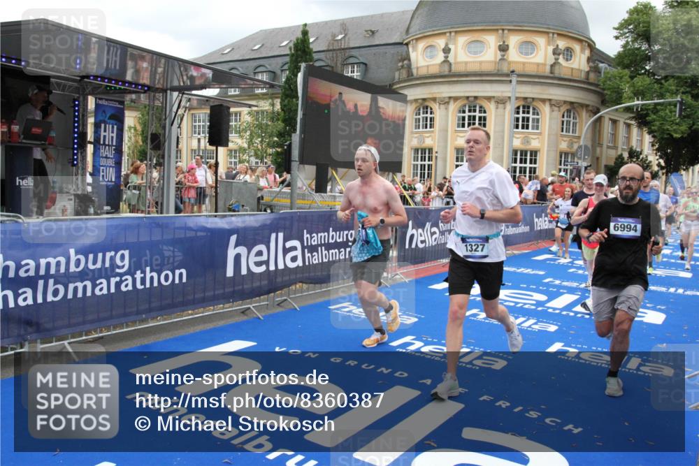 29.06.2025 - hella hamburg halbmarathon Michael Strokosch http://msf.ph/oto/8360387 29.06.2025 10:55:01 Ziel 1327, 3652, 4249, 4616, 4938, 5020, 6433, 6994, 8514, 8698, 10266, 13988, 14638, 14845, 15126, 15156, 15879, 16047, 16623, 16868, 18181, 18325 meine-sportfotos.de