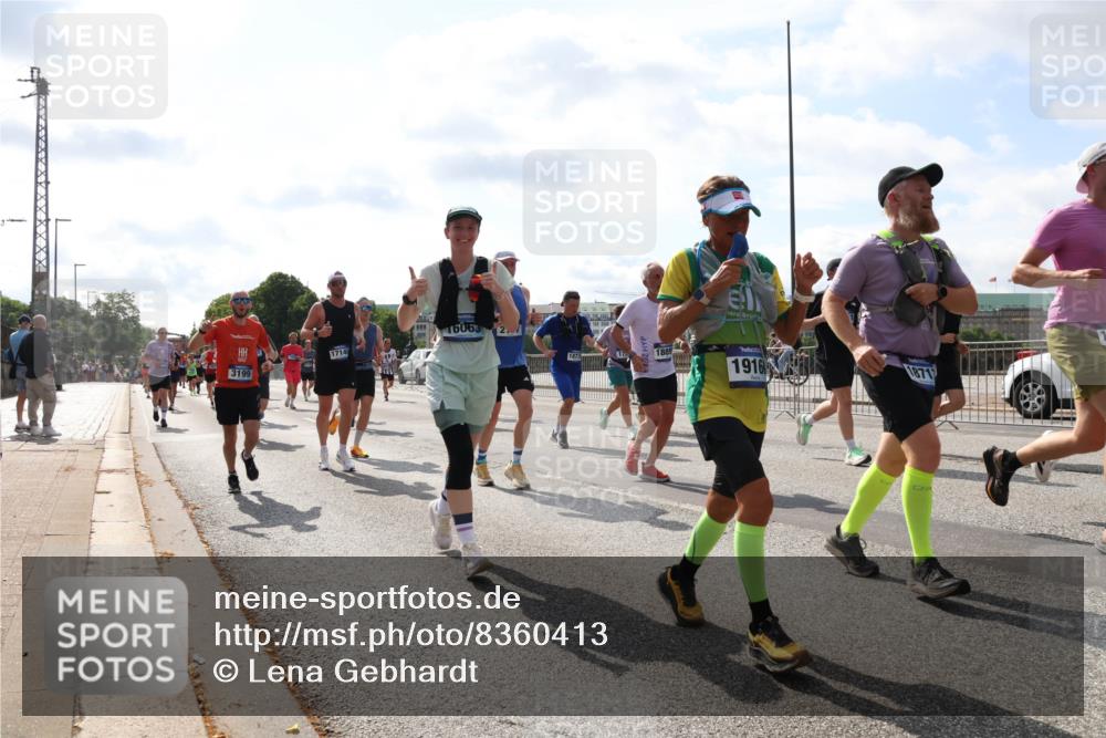 29.06.2025 - hella hamburg halbmarathon Lena Gebhardt http://msf.ph/oto/8360413 29.06.2025 10:01:38 Lombardsbrücke 16063, 2, 1714, 3199, 1889, 1916, 18717, 1130, 1184, 1329, 1387, 1420, 1464, 1653, 1722, 1724, 1729, 1881, 1940, 2006, 2091, 2167, 2354, 2363, 2591, 2806, 2936, 2957, 3039, 3199, 3425, 3663, 4068, 4249, 4319, 4322, 4328, 4370, 4649, 4663, 5547, 5570, 5602, 5603, 5675, 5742, 6087, 6281, 0000, 6302, 6438, 6591, 6595, 6921, 6924, 7287, 7846, 8030, 8045, 8046, 8191, 8392, 8578, 8691, 8822, 8926, 9230, 10281, 10301, 10383, 10576, 10882, 10915, 11043, 11465 meine-sportfotos.de