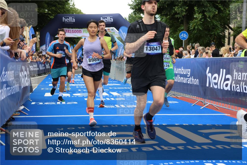 29.06.2025 - hella hamburg halbmarathon Strokosch-Dieckow http://msf.ph/oto/8360414 29.06.2025 10:51:22 Ziel 1461, 1817, 2364, 2411, 2636, 2718, 2946, 4814, 5820, 6657, 6776, 7943, 8316, 8930, 8989, 9214, 9476, 9656, 10480, 10667, 11124, 11422, 12016, 13047, 13403, 13792, 14865, 14994, 15871, 15950, 16357, 17131, 18019, 18489 meine-sportfotos.de