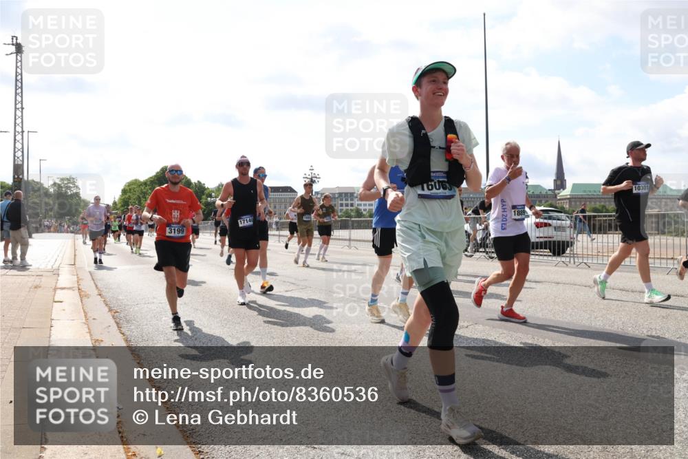 29.06.2025 - hella hamburg halbmarathon Lena Gebhardt http://msf.ph/oto/8360536 29.06.2025 10:01:38 Lombardsbrücke 1606, 1130, 1184, 1329, 1387, 1420, 1464, 1653, 1722, 1724, 1729, 1881, 1940, 2006, 2091, 2167, 2354, 2363, 2591, 2806, 2936, 2957, 3039, 3199, 3425, 3663, 4068, 4249, 4319, 4322, 4328, 4370, 4649, 4663, 5547, 5570, 5602, 5603, 5675, 5742, 6087, 6281, 0000, 6302, 6438, 6591, 6595, 6921, 6924, 7287, 7846, 8030, 8045, 8046, 8191, 8392, 8578, 8691, 8822, 8926, 9230, 10281, 10301, 10383, 10576, 10882, 10915, 11043, 11465 meine-sportfotos.de