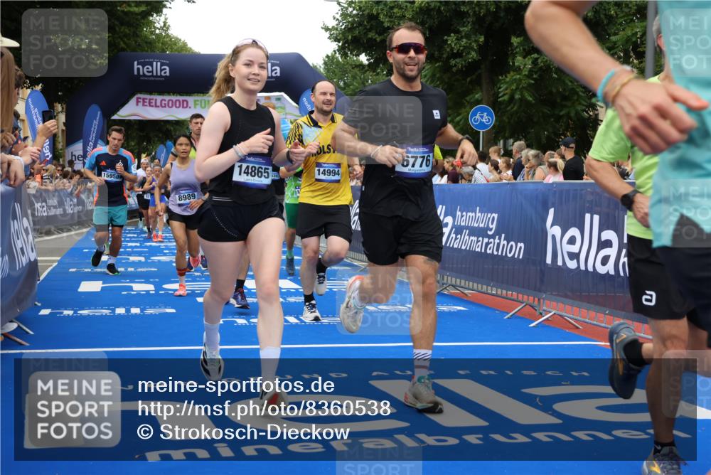 29.06.2025 - hella hamburg halbmarathon Strokosch-Dieckow http://msf.ph/oto/8360538 29.06.2025 10:51:20 Ziel 1461, 1817, 2364, 2411, 2636, 2718, 2946, 4814, 5820, 6657, 6776, 8316, 8930, 8989, 9214, 9476, 9656, 10480, 10667, 11124, 11422, 11512, 11625, 12016, 13047, 13792, 14865, 14994, 15871, 15950, 16357, 17131, 18019, 18489 meine-sportfotos.de