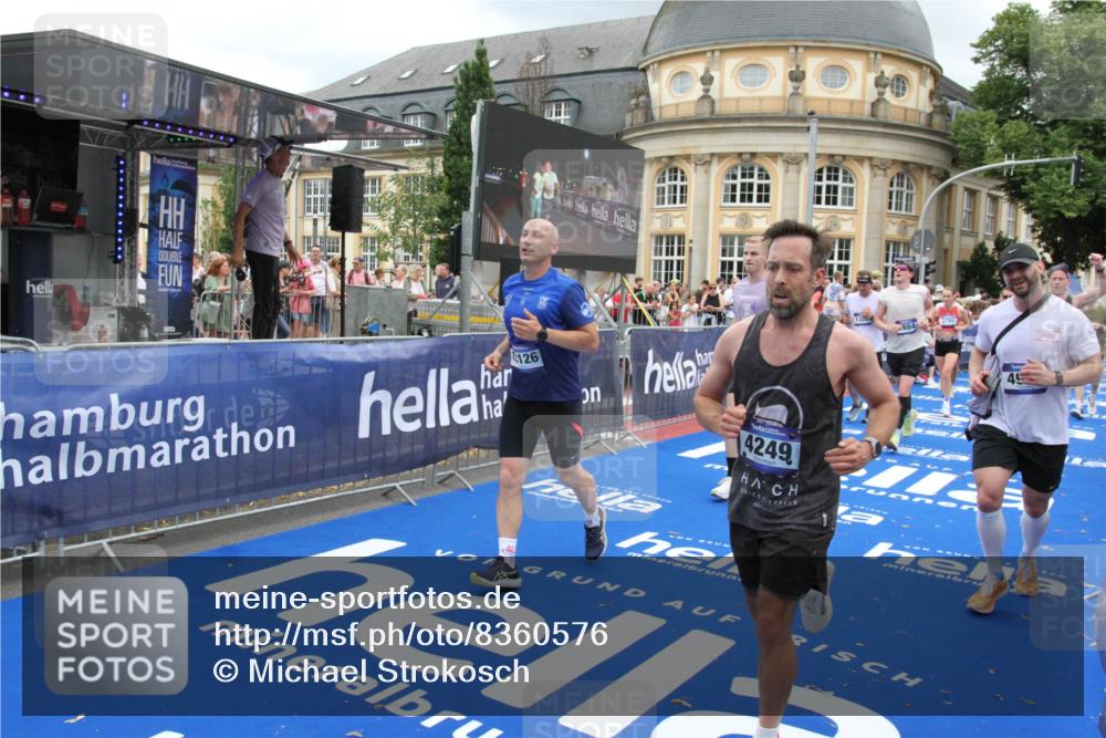 29.06.2025 - hella hamburg halbmarathon Michael Strokosch http://msf.ph/oto/8360576 29.06.2025 10:55:07 Ziel 2884, 3652, 3791, 3945, 4249, 4616, 4938, 5020, 6433, 8691, 8698, 9060, 9380, 11333, 11976, 12961, 13297, 14750, 14948, 15126, 15879, 16630, 17803, 17842, 18181 meine-sportfotos.de