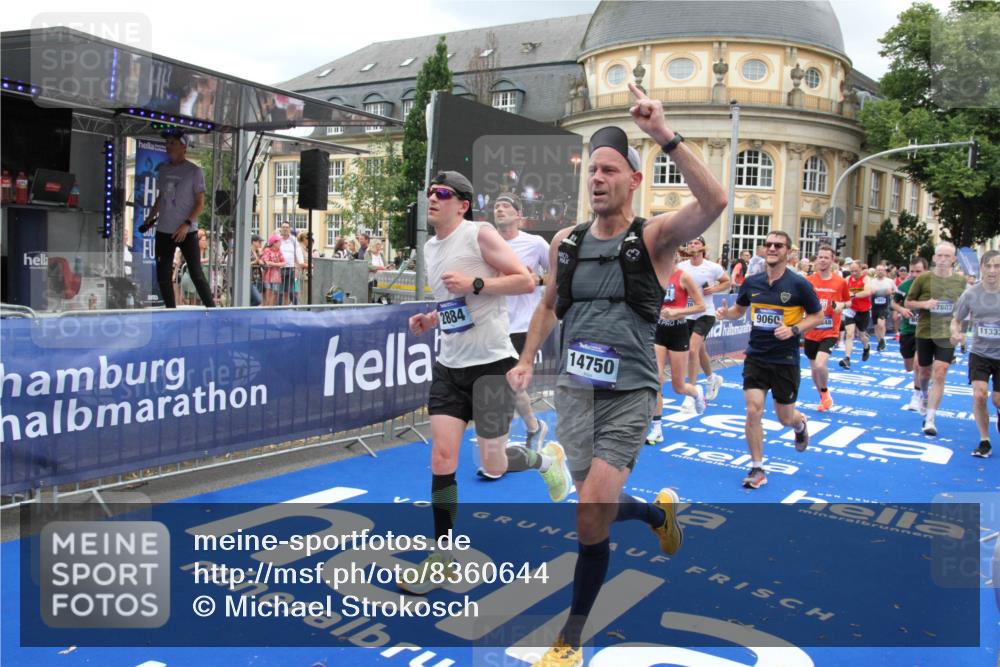 29.06.2025 - hella hamburg halbmarathon Michael Strokosch http://msf.ph/oto/8360644 29.06.2025 10:55:09 Ziel 2448, 2884, 3041, 3791, 3945, 4249, 4938, 6355, 8691, 9060, 9361, 9380, 10191, 10192, 11333, 11747, 11976, 12248, 12961, 13297, 14750, 14948, 15126, 15879, 16108, 16630, 17803, 17842 meine-sportfotos.de