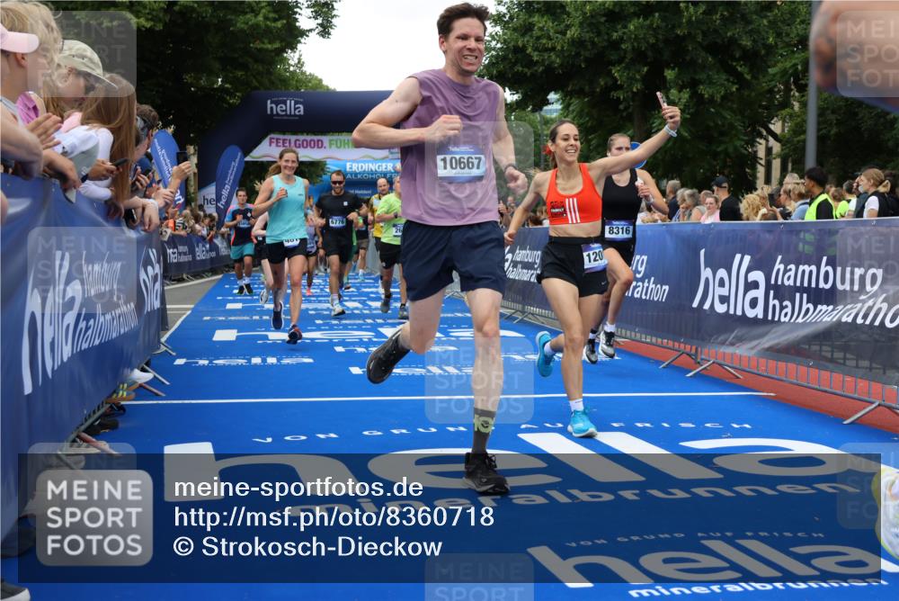 29.06.2025 - hella hamburg halbmarathon Strokosch-Dieckow http://msf.ph/oto/8360718 29.06.2025 10:51:18 Ziel 1461, 1817, 2364, 2411, 2636, 2718, 2946, 4404, 4814, 5600, 5820, 6657, 6776, 8316, 8930, 8989, 9214, 9476, 9656, 10480, 10667, 10868, 11124, 11422, 11512, 11625, 12016, 13047, 14865, 14994, 15480, 15950, 16357, 17530, 18019, 18489 meine-sportfotos.de