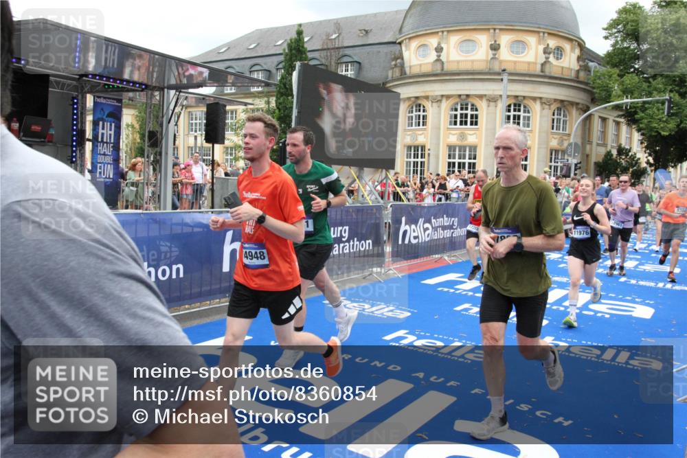 29.06.2025 - hella hamburg halbmarathon Michael Strokosch http://msf.ph/oto/8360854 29.06.2025 10:55:11 Ziel 1549, 1628, 2119, 2448, 2884, 3041, 3791, 3945, 4903, 6355, 8691, 9060, 9361, 9380, 10191, 10192, 11333, 11747, 11976, 12248, 12961, 13297, 14750, 14834, 14948, 16108, 16630, 17803, 17842, 18031, 18966 meine-sportfotos.de