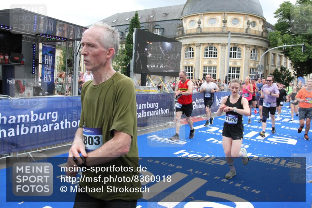 29.06.2025 - hella hamburg halbmarathon Michael Strokosch http://msf.ph/oto/8360918 29.06.2025 10:55:12 Ziel 1549, 1628, 2119, 2448, 3041, 3791, 3945, 4903, 6355, 8691, 9060, 9361, 9380, 10191, 10192, 10582, 11333, 11747, 11976, 12248, 12961, 13297, 14834, 14948, 15854, 16108, 16630, 17803, 17842, 18031, 18966 meine-sportfotos.de