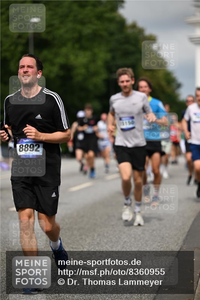 29.06.2025 - hella hamburg halbmarathon Dr. Thomas Lammeyer http://msf.ph/oto/8360955 29.06.2025 10:18:55 Kennedybrücke 1296, 1379, 1524, 1575, 1728, 1745, 2046, 2281, 2690, 3454, 3507, 3509, 3513, 3650, 3691, 4495, 4641, 5608, 5800, 5981, 6181, 6317, 6710, 7195, 7439, 7446, 7447, 7881, 8239, 8256, 8275, 8522, 8563, 8755, 8854, 8892, 9709, 9911, 9975, 10589, 10717, 10858, 11271 meine-sportfotos.de