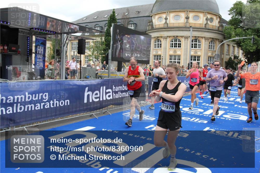 29.06.2025 - hella hamburg halbmarathon Michael Strokosch http://msf.ph/oto/8360960 29.06.2025 10:55:12 Ziel 1549, 1628, 2119, 2448, 3041, 3791, 3945, 4903, 6355, 8691, 9060, 9361, 9380, 10191, 10192, 10582, 11333, 11747, 11976, 12248, 12961, 13297, 14834, 14948, 15854, 16108, 16630, 17803, 17842, 18031, 18966 meine-sportfotos.de