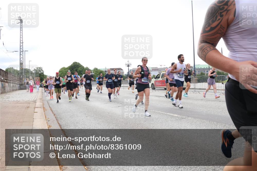 29.06.2025 - hella hamburg halbmarathon Lena Gebhardt http://msf.ph/oto/8361009 29.06.2025 10:39:15 Lombardsbrücke 11419, 18725, 12745, 18934, 10315, 7815, 1232, 1390, 1451, 1760, 1856, 1883, 2092, 2524, 2534, 2571, 2574, 2843, 2893, 2998, 3275, 3307, 3353, 3727, 3745, 3927, 4257, 4320, 4410, 4523, 4603, 4659, 4855, 4882, 4964, 6062, 6112, 6321, 6342, 6343, 6611, 6748, 7263, 7341, 7501, 7506, 7524, 7589, 7684, 7815, 8203, 8243, 8367, 8457, 8783, 8995, 9393, 9420, 9446, 9569, 9698, 9708, 9974, 9977, 10001, 10072, 10315, 10512, 10516, 10554, 13060 meine-sportfotos.de
