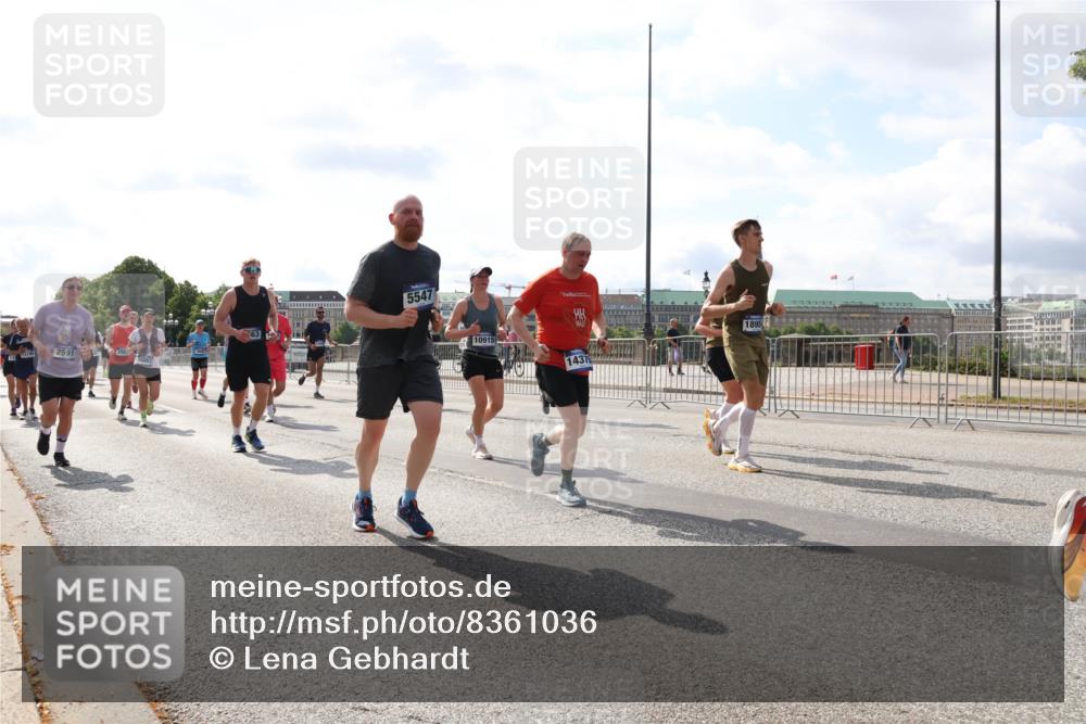 29.06.2025 - hella hamburg halbmarathon Lena Gebhardt http://msf.ph/oto/8361036 29.06.2025 10:01:41 Lombardsbrücke 2591, 5547, 10915, 14375, 1895, 1184, 1329, 1387, 1420, 1464, 1653, 1722, 1724, 1729, 1881, 1940, 2006, 2091, 2167, 2591, 2806, 2957, 3039, 3199, 3425, 3663, 4249, 4286, 4319, 4322, 4328, 4370, 4649, 4663, 5547, 5570, 5602, 5603, 5675, 5742, 6087, 6281, 0000, 6302, 6327, 6438, 6591, 6595, 6921, 6924, 7287, 7846, 8030, 8045, 8046, 8191, 8392, 8578, 8691, 8822, 8926, 9230, 10281, 10301, 10383, 10576, 10882, 10915, 11043, 11465, 14471 meine-sportfotos.de