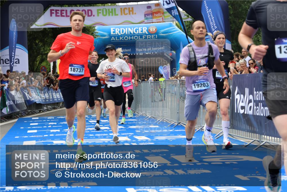 29.06.2025 - hella hamburg halbmarathon Strokosch-Dieckow http://msf.ph/oto/8361056 29.06.2025 10:29:24 Ziel 2021, 2075, 2180, 8975, 9137, 9571, 10156, 10790, 12234, 12287, 13838, 14164, 15880, 16118, 17197, 18737, 19203 meine-sportfotos.de
