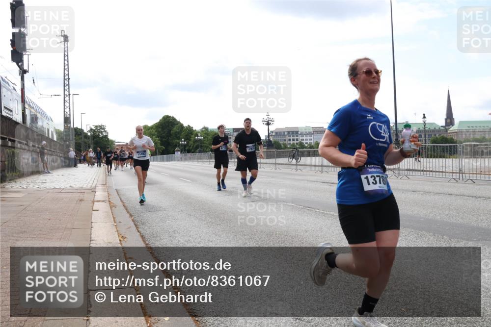 29.06.2025 - hella hamburg halbmarathon Lena Gebhardt http://msf.ph/oto/8361067 29.06.2025 10:14:10 Lombardsbrücke 15482, 1293, 1378, 1131, 1194, 1480, 1890, 2359, 2987, 3939, 4001, 4032, 4962, 5631, 5719, 6028, 6083, 6089, 6287, 6366, 6710, 7209, 7442, 7462, 7840, 7991, 8001, 8057, 8409, 8673, 8892, 9631, 9845, 9886, 10442, 10443, 10977, 11441, 11987, 12313, 12467, 12797, 12938, 13237, 13285, 13788, 14488, 15085, 15482, 15721, 15722, 15840, 16126, 17439, 17985, 18041, 18236, 18239 meine-sportfotos.de