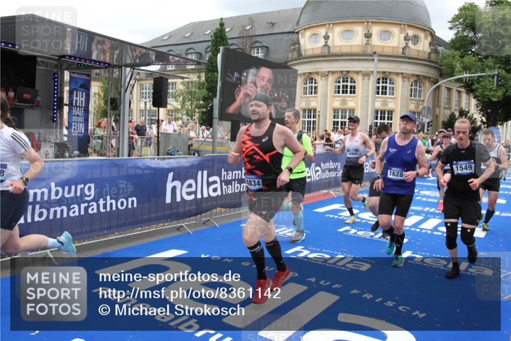 29.06.2025 - hella hamburg halbmarathon Michael Strokosch http://msf.ph/oto/8361142 29.06.2025 10:55:16 Ziel 1549, 1628, 2119, 2448, 3041, 3945, 4903, 6355, 6891, 8973, 9361, 10188, 10191, 10192, 10263, 10582, 11747, 12248, 12961, 14834, 15854, 16108, 16521, 18031, 18966 meine-sportfotos.de