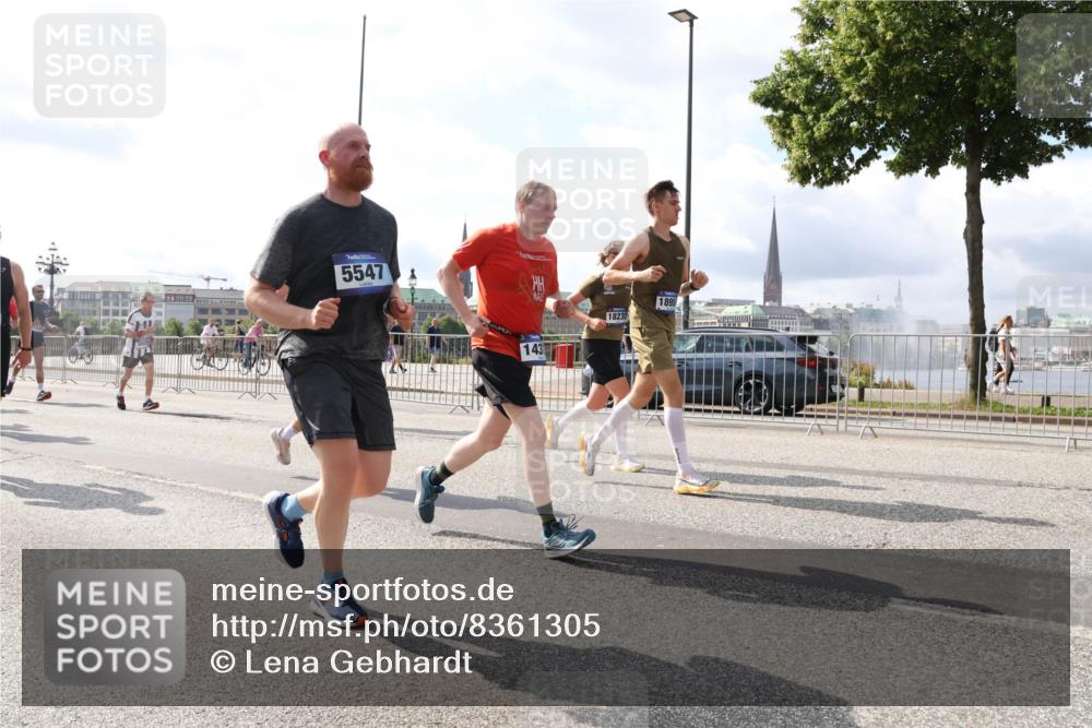 29.06.2025 - hella hamburg halbmarathon Lena Gebhardt http://msf.ph/oto/8361305 29.06.2025 10:01:42 Lombardsbrücke 5547, 143, 18232, 1895, 1184, 1329, 1387, 1420, 1464, 1653, 1722, 1724, 1729, 1881, 1940, 2006, 2091, 2167, 2591, 2806, 2957, 3039, 3199, 3425, 3663, 4249, 4286, 4319, 4322, 4328, 4370, 4649, 4663, 5547, 5570, 5602, 5603, 5675, 5742, 6087, 6281, 0000, 6302, 6327, 6438, 6591, 6595, 6921, 6924, 7287, 7846, 8030, 8045, 8046, 8191, 8392, 8578, 8691, 8822, 8926, 9230, 10177, 10281, 10301, 10383, 10576, 10882, 10915, 11043, 11465, 14471 meine-sportfotos.de