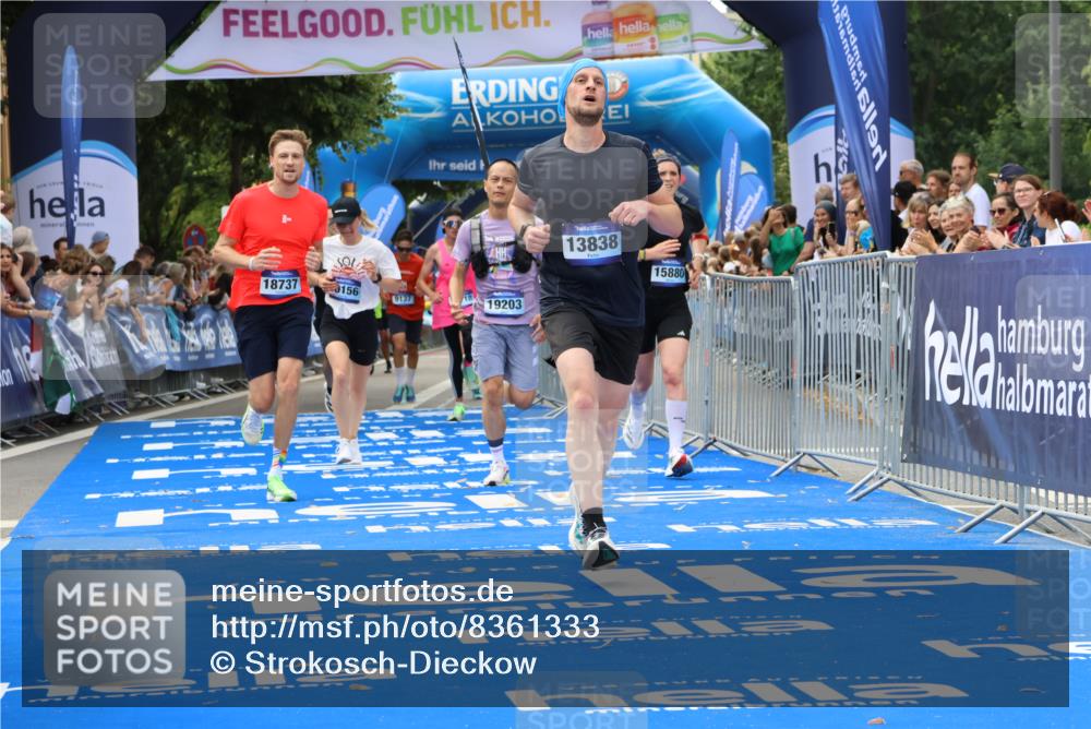 29.06.2025 - hella hamburg halbmarathon Strokosch-Dieckow http://msf.ph/oto/8361333 29.06.2025 10:29:23 Ziel 2021, 2075, 2180, 8975, 9137, 9571, 10156, 10790, 12234, 12287, 12337, 13838, 14164, 14395, 15880, 16118, 17197, 18737, 19203 meine-sportfotos.de