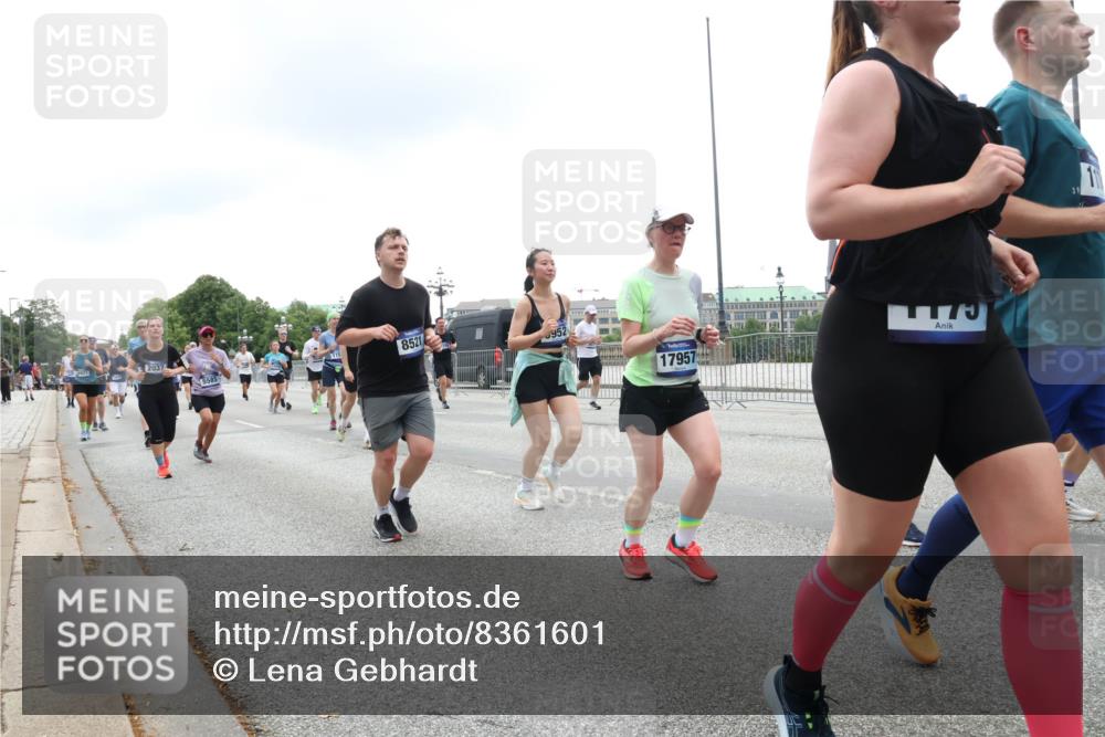 29.06.2025 - hella hamburg halbmarathon Lena Gebhardt http://msf.ph/oto/8361601 29.06.2025 10:48:21 Lombardsbrücke 2037, 8521, 952, 17957, 19, 1142, 1157, 1167, 1174, 1175, 1392, 1584, 1645, 1701, 2037, 2163, 2195, 2197, 2418, 2475, 2627, 2650, 2756, 2909, 2958, 3224, 3320, 3468, 3504, 3661, 3679, 3933, 4327, 4588, 4856, 5585, 5781, 5886, 5952, 6143, 7240, 7393, 7394, 7532, 7916, 8077, 8461, 8521, 8719, 8760, 8774, 8948, 9356, 9775, 9787, 9921, 10059, 10145, 10777, 10794, 11548, 11742, 11781, 13814, 15715, 16498, 16499 meine-sportfotos.de