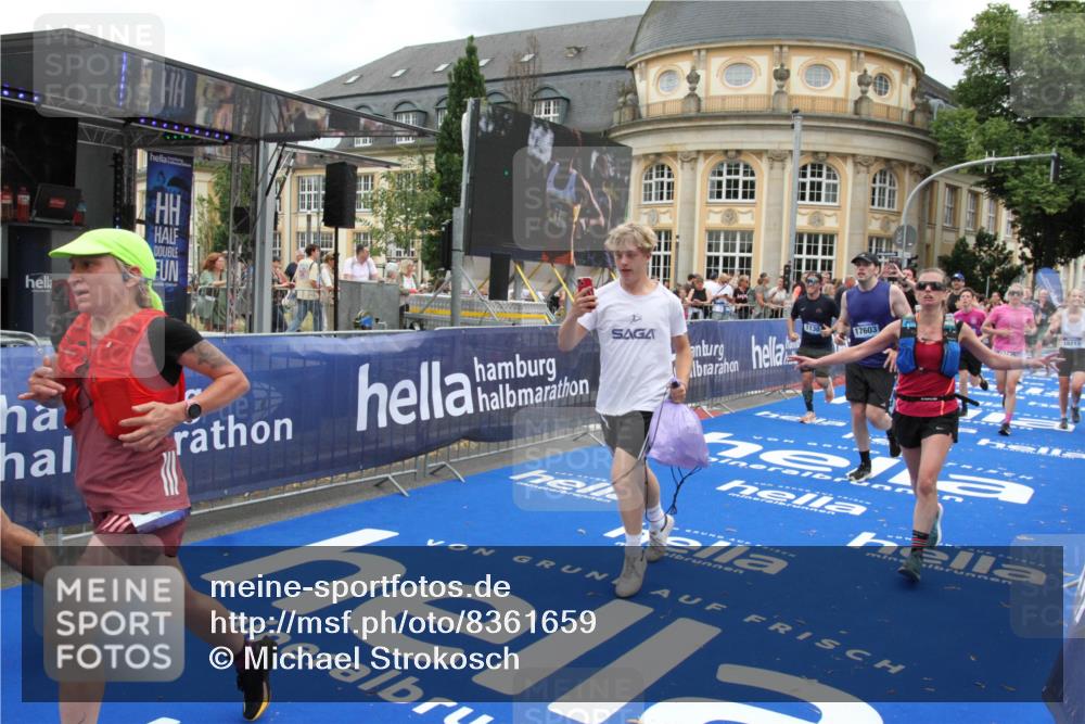29.06.2025 - hella hamburg halbmarathon Michael Strokosch http://msf.ph/oto/8361659 29.06.2025 10:55:29 Ziel 1130, 2252, 2771, 4189, 4951, 5287, 5319, 6591, 6938, 8487, 13234, 13236, 16213, 16334, 16609, 16985, 17603, 17940 meine-sportfotos.de