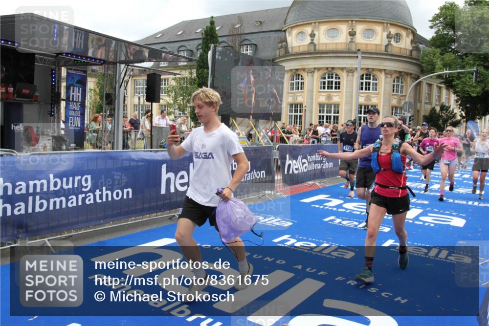 29.06.2025 - hella hamburg halbmarathon Michael Strokosch http://msf.ph/oto/8361675 29.06.2025 10:55:30 Ziel 1130, 2252, 2771, 4189, 4951, 5287, 5319, 6591, 6938, 8487, 12584, 13234, 13236, 14036, 16213, 16334, 16609, 16985, 17603, 17940 meine-sportfotos.de