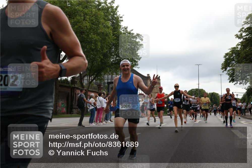 29.06.2025 - hella hamburg halbmarathon Yannick Fuchs http://msf.ph/oto/8361689 29.06.2025 10:53:14 20KM 1285, 2006, 2348, 2584, 2677, 2957, 2978, 3114, 3181, 3279, 3425, 3983, 4088, 4592, 5347, 5633, 5885, 6087, 6202, 6220, 6438, 6997, 7031, 7223, 7287, 7476, 8290, 9655, 10036, 10587, 10759, 10896, 10943, 11935, 11938, 12206, 12261, 12564, 12633, 12736, 12862, 13583, 13761, 14375, 14567, 14732, 14902, 14965, 15232, 15240, 15284, 15824, 16160, 16341, 16563, 16910, 16980, 17017, 17346, 17503, 17630, 18153, 18266, 18327, 18467, 18716, 19015, 19160 meine-sportfotos.de