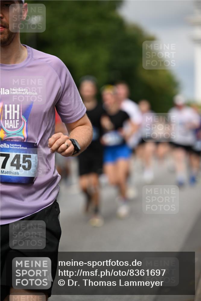 29.06.2025 - hella hamburg halbmarathon Dr. Thomas Lammeyer http://msf.ph/oto/8361697 29.06.2025 10:19:04 Kennedybrücke 1296, 1379, 1524, 1575, 1745, 2281, 2690, 3507, 3509, 3513, 3650, 4492, 4494, 4495, 4641, 5271, 5608, 5800, 5981, 5986, 6248, 6317, 6710, 7195, 7439, 7881, 8237, 8239, 8256, 8275, 8522, 8609, 8854, 8892, 9423, 9709, 9911, 9975, 9997, 10589, 10717, 10858, 11271 meine-sportfotos.de