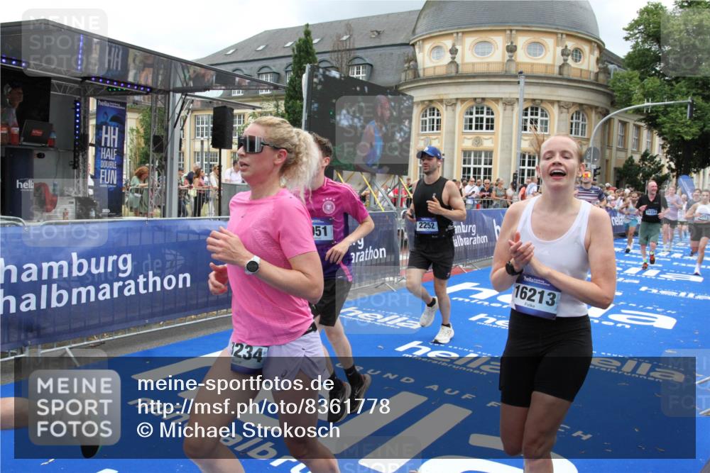 29.06.2025 - hella hamburg halbmarathon Michael Strokosch http://msf.ph/oto/8361778 29.06.2025 10:55:32 Ziel 1130, 2252, 2771, 4951, 5319, 6591, 6938, 11554, 12544, 12584, 13234, 13267, 14036, 14592, 16213, 16334, 16609, 17603, 17940 meine-sportfotos.de