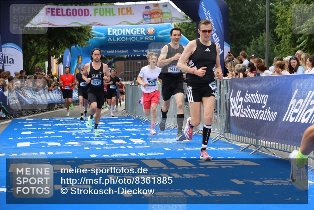 29.06.2025 - hella hamburg halbmarathon Strokosch-Dieckow http://msf.ph/oto/8361885 29.06.2025 10:29:19 Ziel 2075, 8975, 9571, 10156, 12234, 12287, 12337, 13838, 14164, 14395, 15880, 16118, 18737, 19203 meine-sportfotos.de