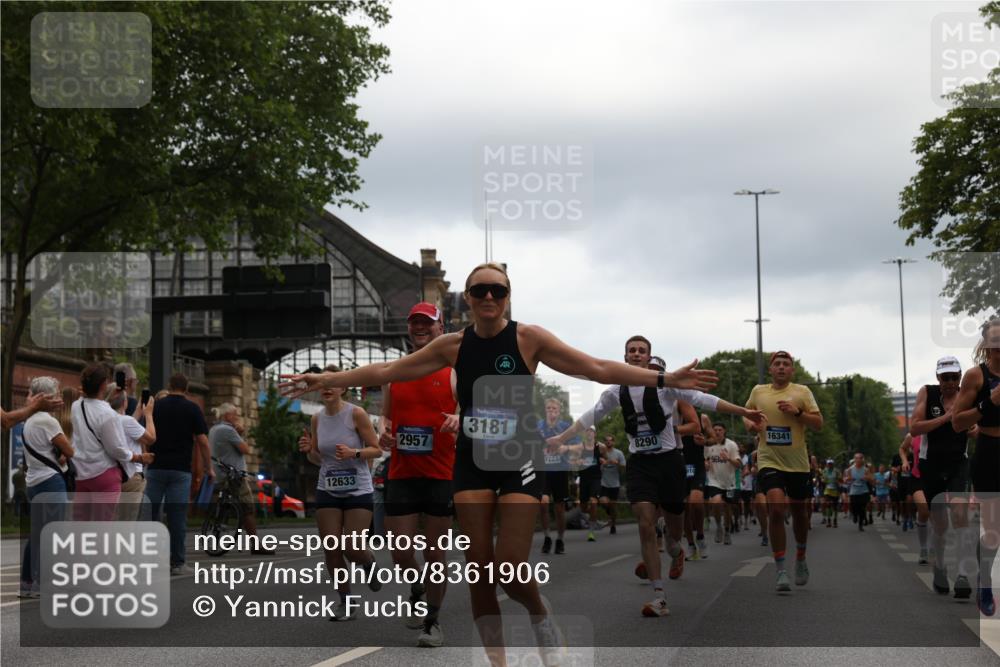 29.06.2025 - hella hamburg halbmarathon Yannick Fuchs http://msf.ph/oto/8361906 29.06.2025 10:53:15 20KM 1285, 2006, 2348, 2584, 2677, 2957, 2978, 3114, 3181, 3279, 3425, 3983, 4088, 4592, 5347, 5633, 5885, 6087, 6202, 6220, 6438, 6997, 7031, 7223, 7287, 7476, 8290, 9655, 10036, 10587, 10759, 10896, 10943, 11935, 11938, 12206, 12261, 12564, 12633, 12736, 12862, 13583, 13761, 14375, 14567, 14732, 14902, 14965, 15232, 15240, 15284, 15824, 16160, 16341, 16563, 16910, 16980, 17017, 17346, 17503, 17630, 18153, 18266, 18327, 18467, 18716, 19015, 19160 meine-sportfotos.de