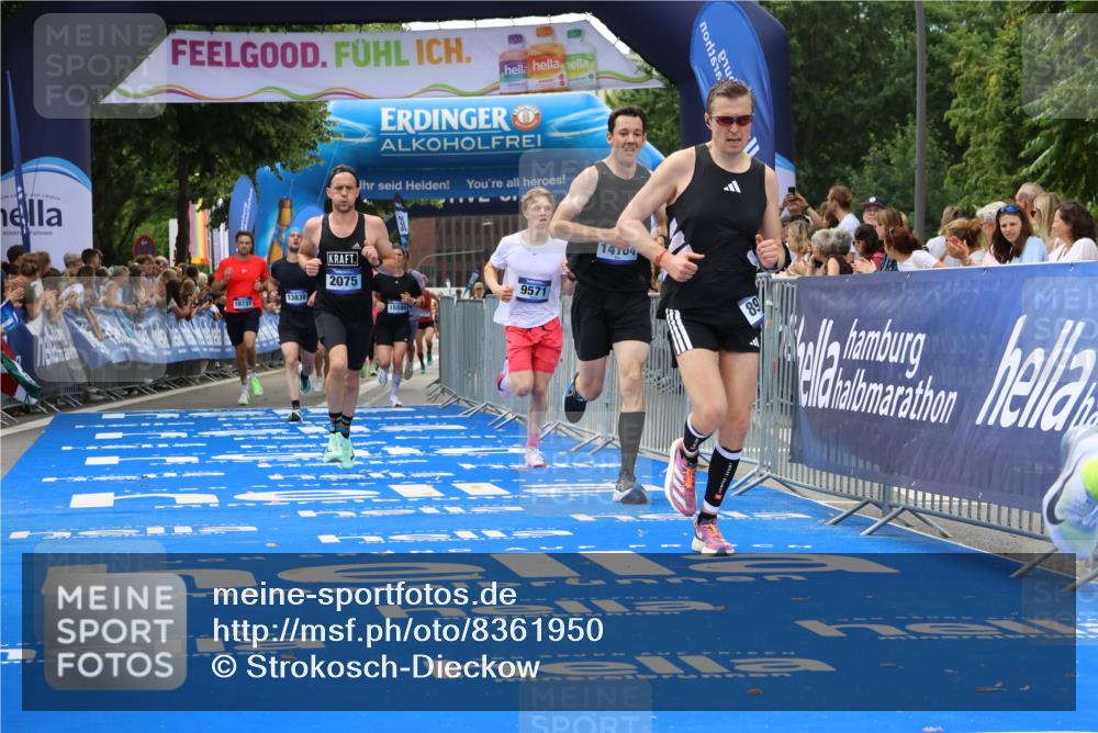 29.06.2025 - hella hamburg halbmarathon Strokosch-Dieckow http://msf.ph/oto/8361950 29.06.2025 10:29:19 Ziel 2075, 8975, 9571, 10156, 12234, 12287, 12337, 13838, 14164, 14395, 15880, 16118, 18737, 19203 meine-sportfotos.de
