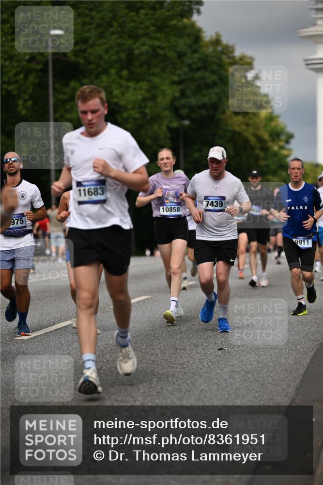 29.06.2025 - hella hamburg halbmarathon Dr. Thomas Lammeyer http://msf.ph/oto/8361951 29.06.2025 10:19:06 Kennedybrücke 1296, 1379, 1524, 1575, 1745, 2281, 2690, 3507, 3509, 3513, 3650, 4492, 4494, 4495, 4641, 5271, 5608, 5739, 5800, 5981, 5986, 6248, 6317, 6710, 7195, 7439, 7809, 7810, 7881, 8237, 8239, 8256, 8275, 8609, 8854, 8892, 9423, 9709, 9911, 9975, 9997, 10589, 10717, 10858, 11271 meine-sportfotos.de
