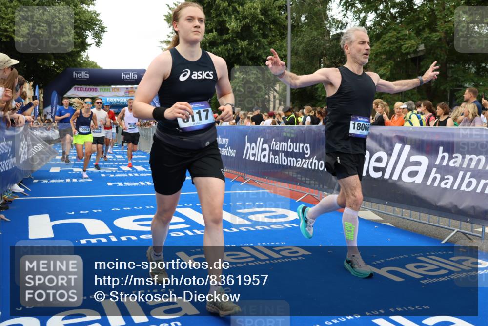 29.06.2025 - hella hamburg halbmarathon Strokosch-Dieckow http://msf.ph/oto/8361957 29.06.2025 10:51:02 Ziel 1366, 1630, 2207, 4077, 4816, 4967, 7369, 8117, 8261, 8508, 8572, 8704, 10215, 10508, 10603, 11733, 12778, 13008, 13073, 13687, 14125, 15362, 16285, 17221, 17384, 17823, 18066, 18350 meine-sportfotos.de