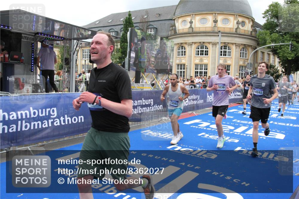 29.06.2025 - hella hamburg halbmarathon Michael Strokosch http://msf.ph/oto/8362027 29.06.2025 10:55:36 Ziel 2982, 3037, 5319, 6591, 8573, 11554, 11568, 12196, 12544, 12584, 13267, 14036, 14592, 16110, 16334, 16609, 17615 meine-sportfotos.de