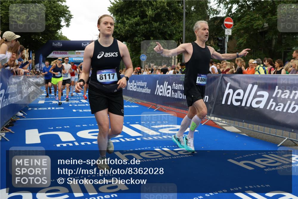 29.06.2025 - hella hamburg halbmarathon Strokosch-Dieckow http://msf.ph/oto/8362028 29.06.2025 10:51:02 Ziel 1366, 1630, 2207, 4077, 4816, 4967, 7369, 8117, 8261, 8508, 8572, 8704, 10215, 10508, 10603, 11733, 12778, 13008, 13073, 13687, 14125, 15362, 16285, 17221, 17384, 17823, 18066, 18350 meine-sportfotos.de