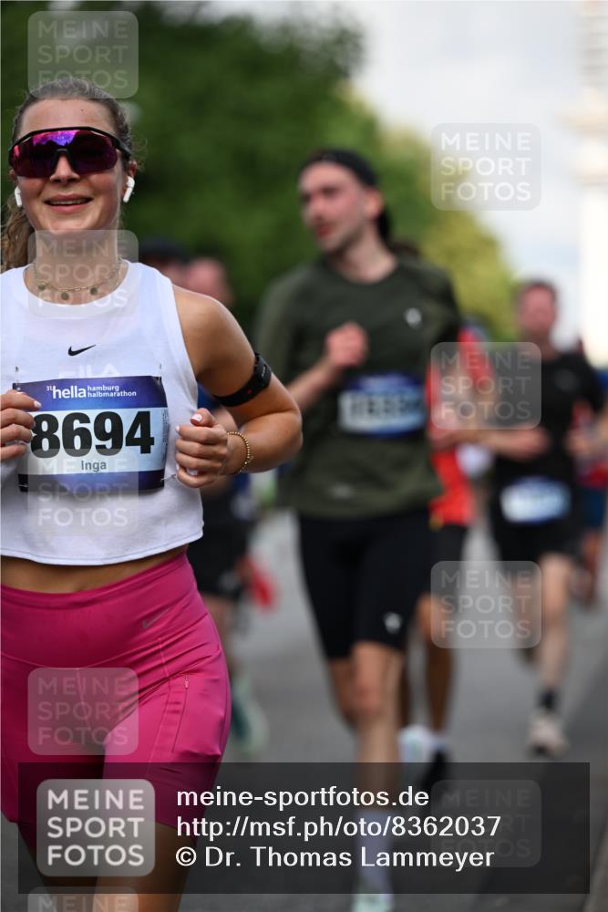 29.06.2025 - hella hamburg halbmarathon Dr. Thomas Lammeyer http://msf.ph/oto/8362037 29.06.2025 09:56:43 Kennedybrücke 1012, 1070, 1163, 1176, 1391, 1468, 1558, 1613, 1735, 1782, 2048, 2189, 2213, 2590, 2788, 2970, 3021, 3098, 3304, 3907, 3917, 3928, 4277, 4933, 4981, 4997, 5476, 5623, 5624, 5682, 6152, 6712, 6716, 7005, 7093, 7147, 7204, 7322, 7325, 7450, 7599, 7765, 7843, 8063, 8145, 8664, 8694, 8704, 8722, 8819, 9081, 9213, 9232, 9374, 9534, 9538, 9540, 9585, 9794, 10000, 10208, 10246, 10313, 10750, 10969, 11094, 11153, 11291, 11346 meine-sportfotos.de