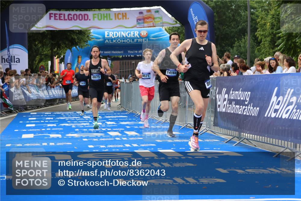 29.06.2025 - hella hamburg halbmarathon Strokosch-Dieckow http://msf.ph/oto/8362043 29.06.2025 10:29:19 Ziel 2075, 8975, 9571, 10156, 12234, 12287, 12337, 13838, 14164, 14395, 15880, 16118, 18737, 19203 meine-sportfotos.de