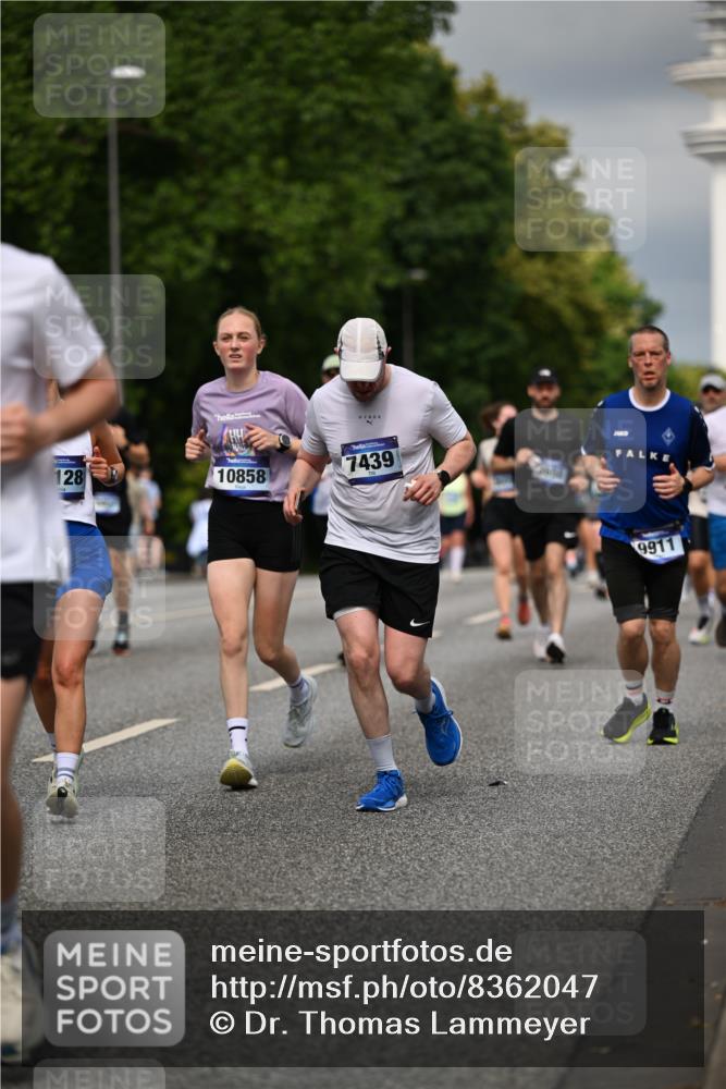 29.06.2025 - hella hamburg halbmarathon Dr. Thomas Lammeyer http://msf.ph/oto/8362047 29.06.2025 10:19:07 Kennedybrücke 1296, 1379, 1524, 1575, 1745, 2281, 2690, 3507, 3509, 3513, 3650, 4492, 4494, 4495, 4641, 5271, 5608, 5739, 5800, 5981, 5986, 6248, 6317, 6710, 7195, 7439, 7452, 7809, 7810, 7881, 8237, 8239, 8256, 8275, 8609, 8854, 9423, 9709, 9911, 9975, 9997, 10589, 10717, 10858, 11271 meine-sportfotos.de