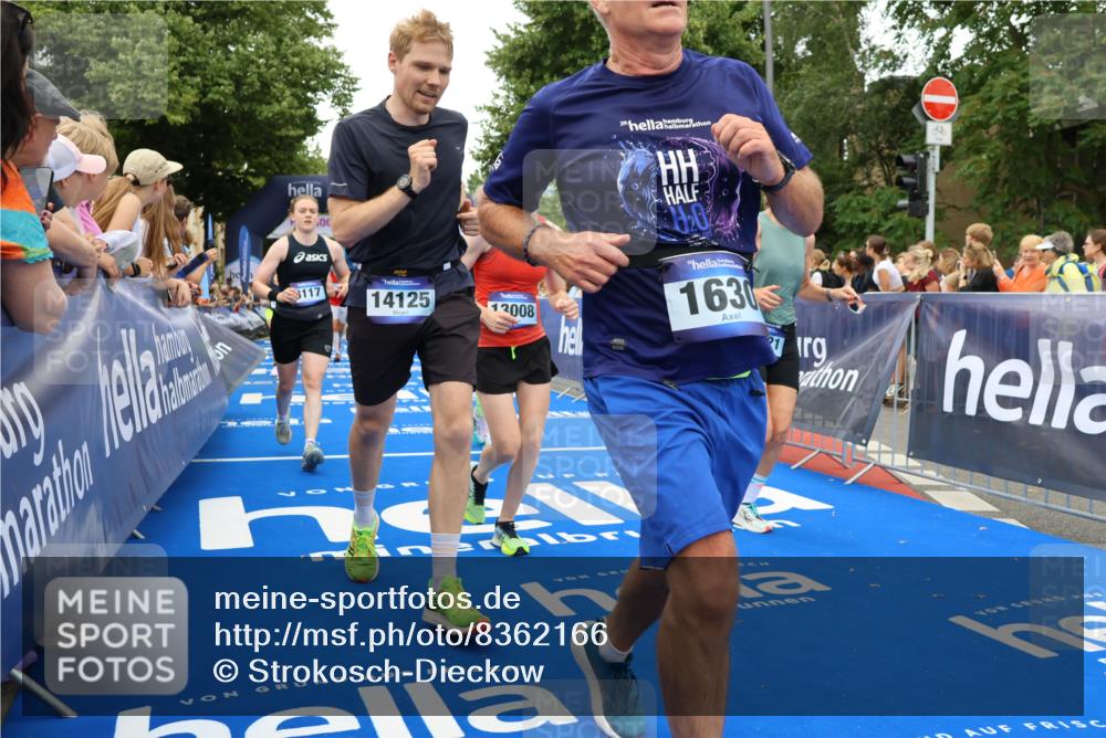 29.06.2025 - hella hamburg halbmarathon Strokosch-Dieckow http://msf.ph/oto/8362166 29.06.2025 10:51:01 Ziel 1366, 1630, 2207, 4077, 4816, 4967, 7369, 8117, 8261, 8508, 8572, 8704, 10215, 10508, 10603, 11551, 12778, 13008, 13687, 14125, 15362, 16285, 17221, 17384, 17823, 18066, 18350 meine-sportfotos.de