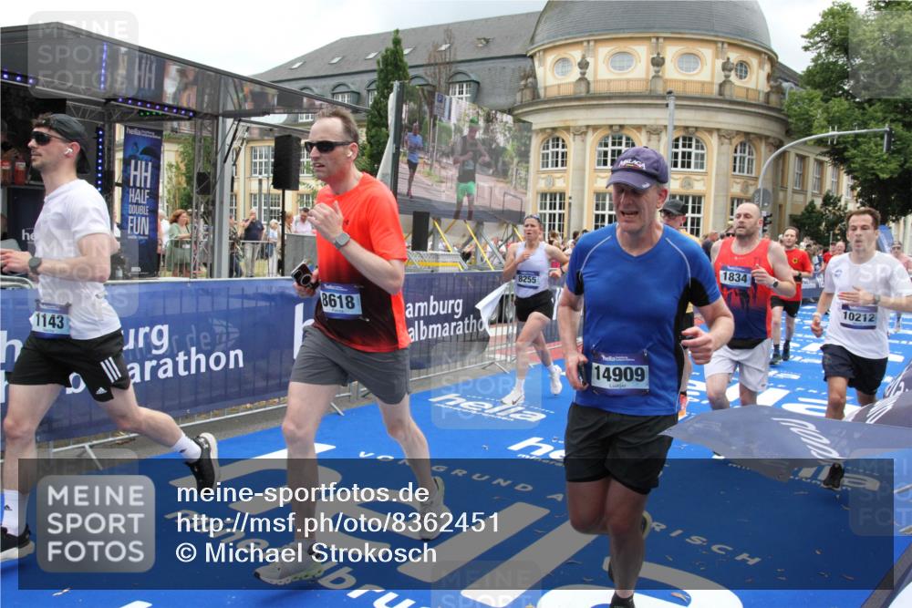 29.06.2025 - hella hamburg halbmarathon Michael Strokosch http://msf.ph/oto/8362451 29.06.2025 10:55:47 Ziel 1120, 1143, 1834, 2955, 4897, 5021, 6569, 6924, 7221, 8255, 8618, 10212, 11039, 12483, 12858, 14365, 14909, 15896, 16401, 16434, 16786, 18064, 18190, 19047 meine-sportfotos.de