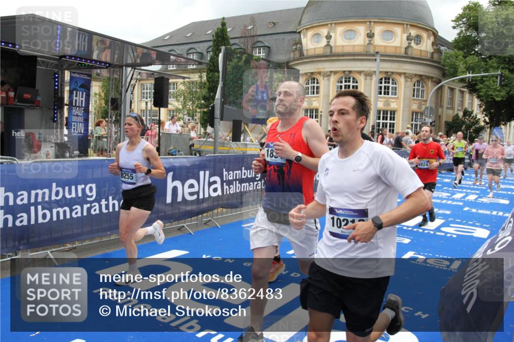29.06.2025 - hella hamburg halbmarathon Michael Strokosch http://msf.ph/oto/8362483 29.06.2025 10:55:48 Ziel 1143, 1834, 4897, 5021, 6569, 6924, 7221, 8255, 8618, 10212, 12483, 12858, 13474, 14365, 14909, 16401, 16434, 16786, 18125, 18190, 19047 meine-sportfotos.de