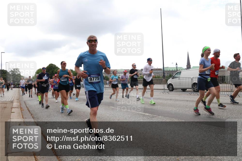 29.06.2025 - hella hamburg halbmarathon Lena Gebhardt http://msf.ph/oto/8362511 29.06.2025 10:48:25 Lombardsbrücke 15743, 9921, 2650, 9775, 115, 12152, 1142, 1157, 1167, 1174, 1175, 1584, 1645, 1701, 2037, 2163, 2195, 2418, 2475, 2627, 2650, 2716, 2756, 2909, 2958, 3224, 3320, 3468, 3504, 3661, 3679, 3933, 4327, 4588, 5585, 5781, 5952, 6143, 7240, 7393, 7394, 7532, 7916, 7947, 7948, 8461, 8521, 8719, 8760, 8948, 9356, 9775, 9787, 9921, 10059, 10145, 10204, 10777, 10794, 11548, 11742, 11781, 13814, 13845, 15715, 16498, 16499, 16701 meine-sportfotos.de