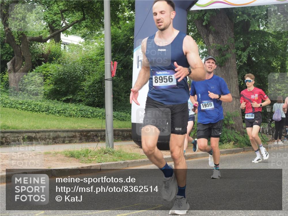29.06.2025 - hella hamburg halbmarathon KatJ http://msf.ph/oto/8362514 29.06.2025 10:22:39 Zwischen KM18-KM19 1910, 1959, 2836 meine-sportfotos.de