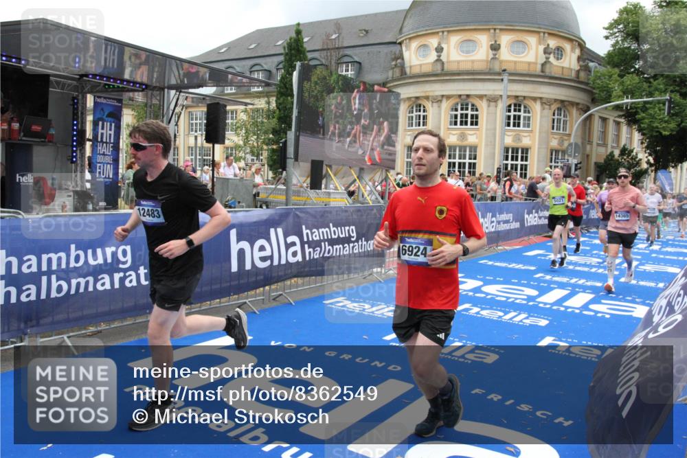 29.06.2025 - hella hamburg halbmarathon Michael Strokosch http://msf.ph/oto/8362549 29.06.2025 10:55:49 Ziel 1143, 1179, 1834, 5021, 6569, 6924, 7221, 8255, 8618, 10212, 12483, 12858, 13474, 14365, 14909, 16401, 16434, 16786, 18125, 18190, 19047 meine-sportfotos.de