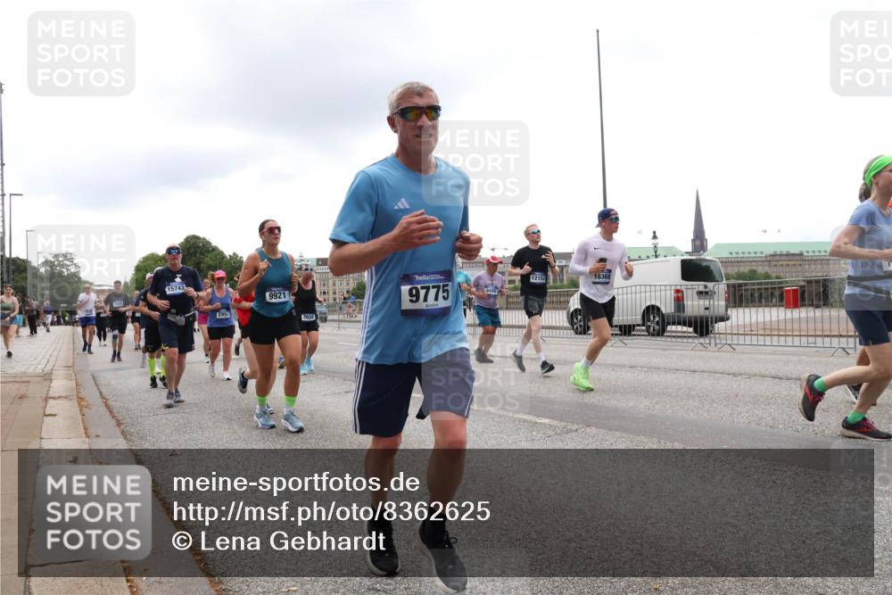 29.06.2025 - hella hamburg halbmarathon Lena Gebhardt http://msf.ph/oto/8362625 29.06.2025 10:48:25 Lombardsbrücke 15743, 295, 9921, 2650, 9775, 12152, 16368, 3486, 1142, 1157, 1167, 1174, 1175, 1584, 1645, 1701, 2037, 2163, 2195, 2418, 2475, 2627, 2650, 2716, 2756, 2909, 2958, 3224, 3320, 3468, 3504, 3661, 3679, 3933, 4327, 4588, 5585, 5781, 5952, 6143, 7240, 7393, 7394, 7532, 7916, 7947, 7948, 8461, 8521, 8719, 8760, 8948, 9356, 9775, 9787, 9921, 10059, 10145, 10204, 10777, 10794, 11548, 11742, 11781, 13814, 13845, 15715, 16498, 16499, 16701 meine-sportfotos.de