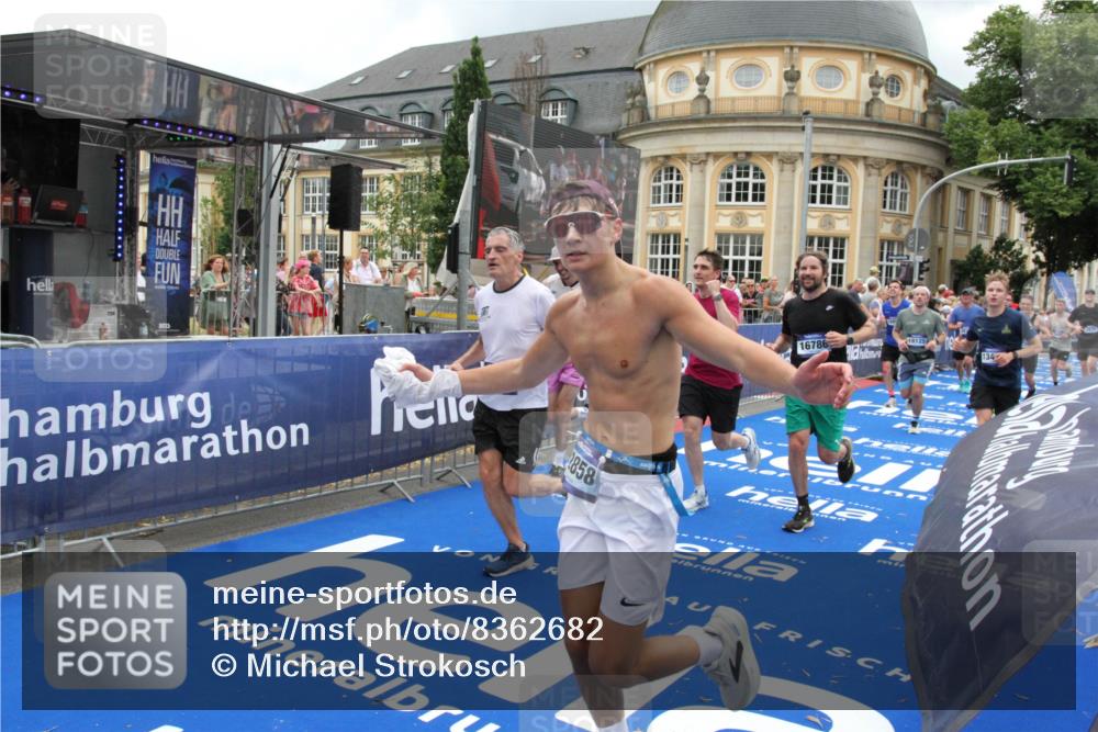 29.06.2025 - hella hamburg halbmarathon Michael Strokosch http://msf.ph/oto/8362682 29.06.2025 10:55:53 Ziel 1179, 2612, 3256, 3668, 4772, 5021, 6569, 7221, 7976, 12858, 13474, 14365, 16401, 16434, 16786, 18125, 18867, 19047 meine-sportfotos.de