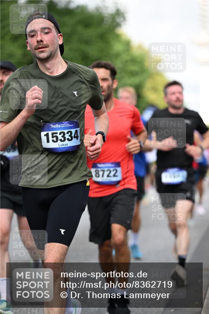 29.06.2025 - hella hamburg halbmarathon Dr. Thomas Lammeyer http://msf.ph/oto/8362719 29.06.2025 09:56:43 Kennedybrücke 1012, 1070, 1163, 1176, 1391, 1468, 1558, 1613, 1735, 1782, 2048, 2189, 2213, 2590, 2788, 2970, 3021, 3098, 3304, 3907, 3917, 3928, 4277, 4933, 4981, 4997, 5476, 5623, 5624, 5682, 6152, 6712, 6716, 7005, 7093, 7147, 7204, 7322, 7325, 7450, 7599, 7765, 7843, 8063, 8145, 8664, 8694, 8704, 8722, 8819, 9081, 9213, 9232, 9374, 9534, 9538, 9540, 9585, 9794, 10000, 10208, 10246, 10313, 10750, 10969, 11094, 11153, 11291, 11346 meine-sportfotos.de