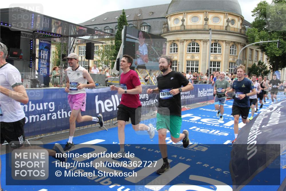 29.06.2025 - hella hamburg halbmarathon Michael Strokosch http://msf.ph/oto/8362727 29.06.2025 10:55:54 Ziel 1179, 2612, 3256, 3668, 4772, 6569, 7221, 7976, 8968, 9246, 12858, 13474, 16401, 16434, 16786, 18125, 18867, 19047 meine-sportfotos.de
