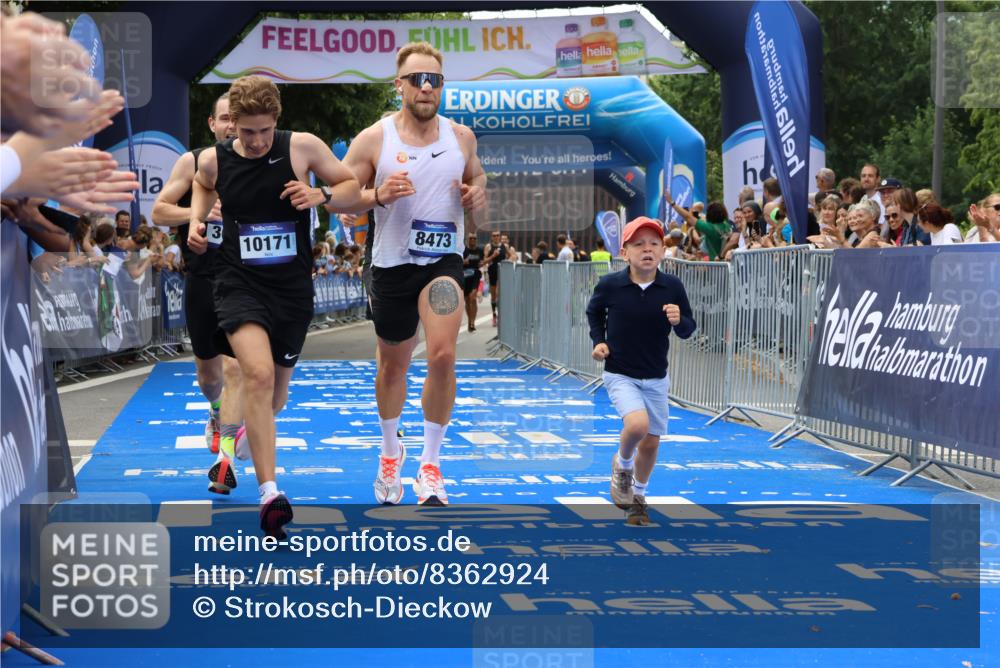 29.06.2025 - hella hamburg halbmarathon Strokosch-Dieckow http://msf.ph/oto/8362924 29.06.2025 10:29:08 Ziel 3043, 8473, 10171, 10351, 16157, 18874, 19194 meine-sportfotos.de