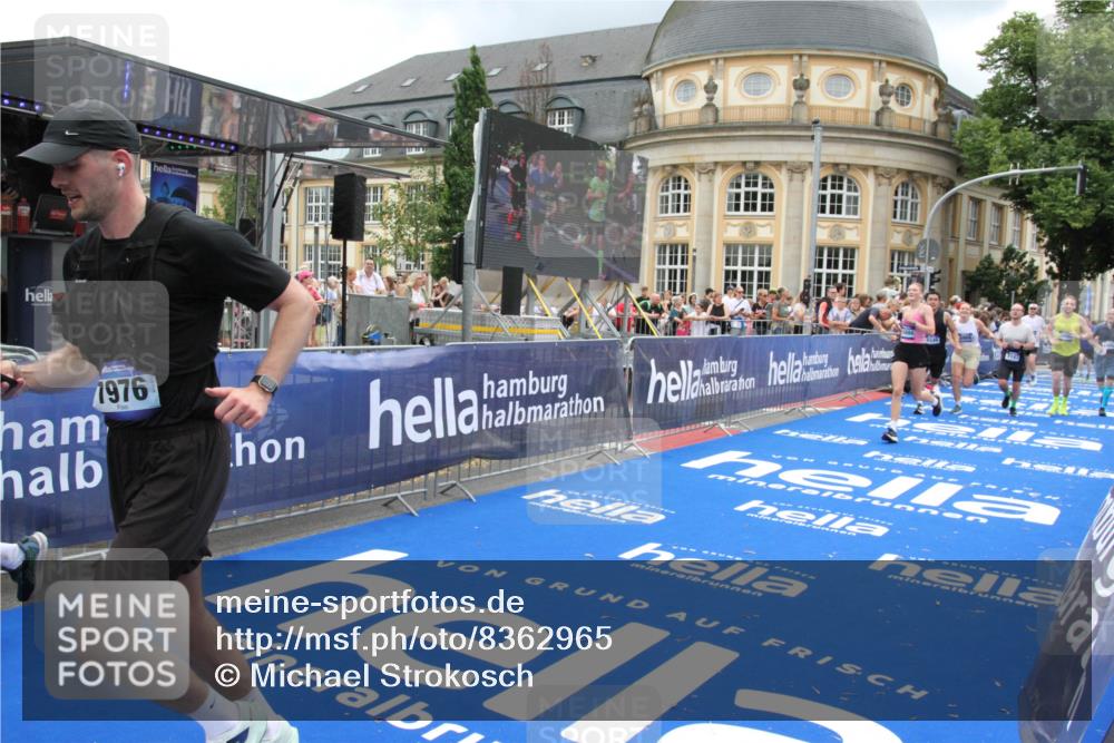 29.06.2025 - hella hamburg halbmarathon Michael Strokosch http://msf.ph/oto/8362965 29.06.2025 10:55:59 Ziel 2612, 3256, 3668, 4772, 7147, 7976, 8968, 9246, 10084, 14867, 15184, 15868, 15884, 16176, 18867 meine-sportfotos.de